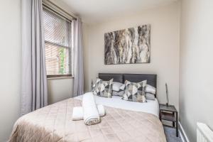 a bedroom with a bed and a window at City & Beach at your Reach - courtyard & parking in Portsmouth