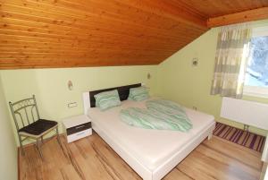 ヘルマゴルにあるHaus Martlの木製の天井が特徴のベッドルーム1室(ベッド1台付)