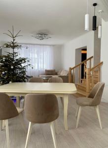 een woonkamer met een witte tafel en stoelen bij Котедж Макс in Slavske