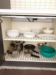 una cucina con piatti e ciotole su uno scaffale di appartamento due - CIR 0007 ad Aosta