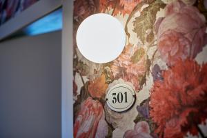 Majutusasutuses FLÜHLI Hotel Kurhaus olev sertifikaat, autasu, silt või muu dokument
