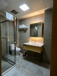 Koupelna v ubytování 2000 Hotel Downtown Kigali