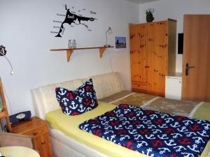オストゼーバート・ディアーハーゲンにあるZimmer in Hafennäheのベッドルーム1室(毛布付きのベッド1台付)