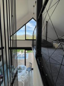 vista dall'ultimo piano di una casa con parete in vetro di Czarna Chata Luxury Resort a Klimkówka Altre 91 foto
