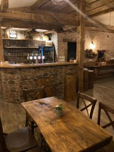 restauracja z drewnianym stołem i barem w obiekcie Apartmán Jasmína v Jeseníkách w mieście Karlovice