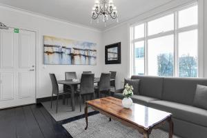 uma sala de estar com um sofá e uma mesa em Berg Apartments em Reykjavík