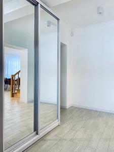 uma porta de vidro deslizante num quarto com piso de madeira em Котедж Макс em Slavske
