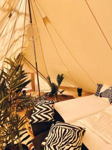 Zimmer mit 2 Betten in einem Zelt in der Unterkunft ASILI DELUXE - Zebra in Lichtaart