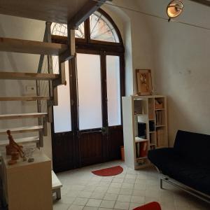 - un salon avec une grande porte en verre et un escalier dans l'établissement Ars Amandi, à Sulmona