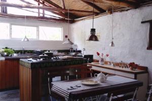 Um restaurante ou outro lugar para comer em Cabaña al alba