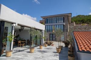 eine Außenansicht eines Hauses mit Topfpflanzen in der Unterkunft Marlo Ayvalık 12 Plus Adult Only in Ayvalık