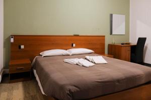 una camera da letto con un grande letto con due asciugamani di MAROSTICANA 008 a Dueville