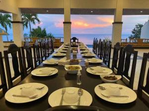 Restoran või mõni muu söögikoht majutusasutuses Azure Camotes Resort Hotel