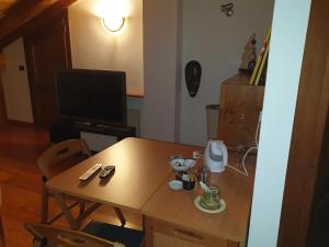 A television and/or entertainment centre at Mansarda Chanoux CIR n 0027