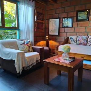 un soggiorno con letto e tavolino da caffè di Refugio en las Nubes a Santa Elena