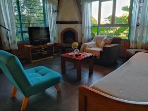 聖埃倫娜的住宿－Refugio en las Nubes，带沙发和壁炉的客厅