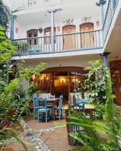 un patio avec une table et des chaises dans un bâtiment dans l'établissement Doña Esther Otavalo, à Otavalo