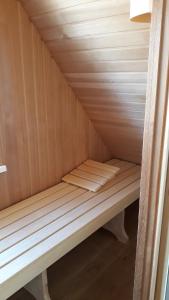 un pequeño banco de madera en una sauna en Bachstelze - 29090, en Neue Tiefe Fehmarn