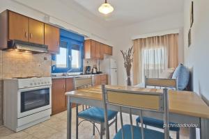 cocina con mesa y comedor en Aperanto Apartments, en Karpathos