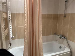 Bathroom sa Стаи и апартаменти под наем