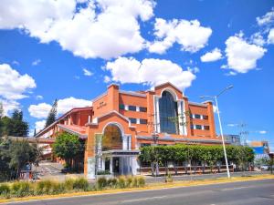 un edificio al lado de una calle en Country Plaza en Guadalajara