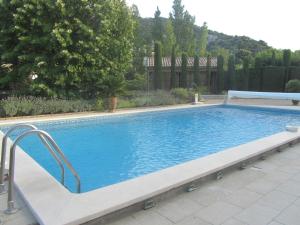una piscina in un cortile con di CABANE perchée dans les arbres et terrasse ensoleillée a Robion en Luberon