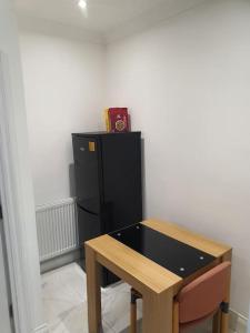 A television and/or entertainment centre at BEAUTIFUL ROOM In LOVELY FLAT