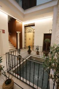 una escalera en un edificio con barandilla en Casa Señorial del Siglo XVIII, en Sevilla