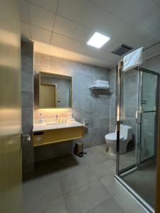 Koupelna v ubytování 2000 Hotel Downtown Kigali