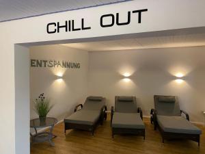 een wachtkamer met stoelen en een bord dat zegt chill out bij Hotel Haus am Hochwald in Hahnenklee-Bockswiese