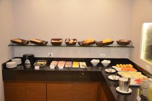 uma cozinha com um monte de comida num balcão em Saionara Hotel no Rio de Janeiro