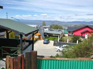 uma vista para uma casa com estacionamento em Alem Casa de Familia em Ushuaia