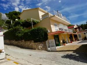 a house with a gate in front of it at Palma Promajna Apartments in Promajna