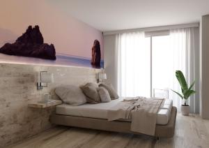 1 dormitorio con 1 cama y una pintura en la pared en Hotel Ambassador, en Bibione