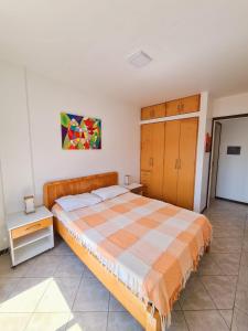 - une chambre avec un lit et une peinture murale dans l'établissement Lexus Residence Apto 304, à Florianópolis