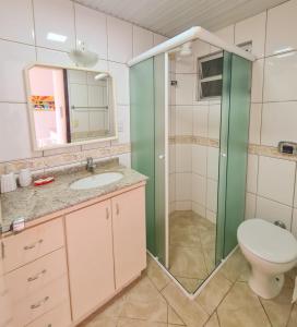 La salle de bains est pourvue d'une douche et de toilettes. dans l'établissement Lexus Residence Apto 304, à Florianópolis