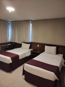 Dos camas en una habitación de hotel con dos en Esplanada Brasilia Hotel e Eventos, en Brasilia 27 fotos más
