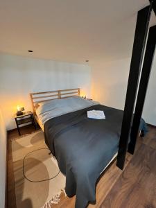 1 dormitorio con 1 cama grande con sábanas azules en Authentieke studio in hartje Joure en Joure