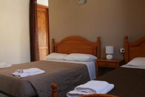Łóżko lub łóżka w pokoju w obiekcie La Palma Hostel by Pension Central