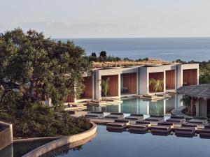 un complexe avec une piscine et des chaises longues dans l'établissement Olea All Suite Hotel, à Tsilivi