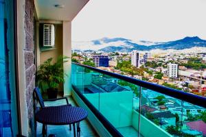 balcón con vistas a la ciudad en JF Apartments, en Tegucigalpa