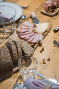 una mesa de madera con pan y otros alimentos. en Kami The Essence, en Danilovgrad