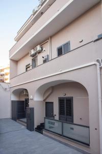 Ein Gebäude mit einem Schild, auf dem steht: in der Unterkunft Giovi's Apartments in Castellammare di Stabia