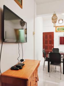 TV a/nebo společenská místnost v ubytování AhmedEja Ferringhi Homestay