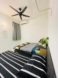 Ένα ή περισσότερα κρεβάτια σε δωμάτιο στο FR HOMESTAY RESIDENSI 2 WAKAF CHE YEH, KOTA BHARU