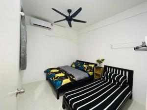 Ένα ή περισσότερα κρεβάτια σε δωμάτιο στο FR HOMESTAY RESIDENSI 2 WAKAF CHE YEH, KOTA BHARU