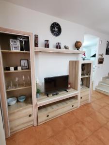 Televízia a/alebo spoločenská miestnosť v ubytovaní DUPLEX ESPECTACULAR en PRIMERA LÍNEA NATURISTA!