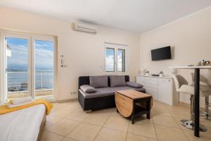 Televízia a/alebo spoločenská miestnosť v ubytovaní Kvarner Bay View Apartments