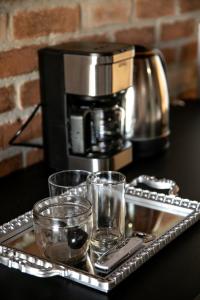 un vassoio con bicchieri e una caffettiera sul bancone di Villagio Santa Tereza a Vacaria