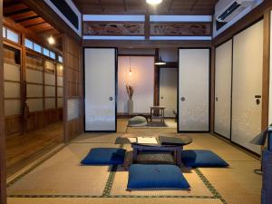um quarto com tapetes azuis e uma mesa e portas de vidro em uminca - Vacation STAY 09850v em Numazu